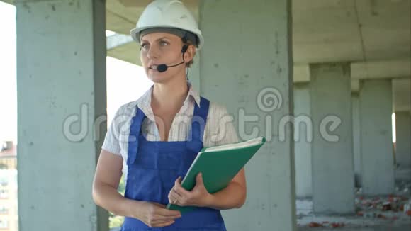 女建筑工程师通过内部联系与工人交谈视频的预览图