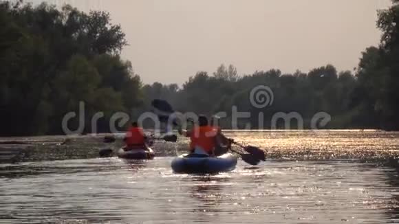 日落时分我在河边划着皮划艇视频的预览图