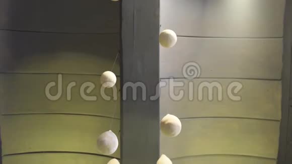 绿色天花板由宽短面板制成天花板上挂着白色石膏气球室内设计视频的预览图