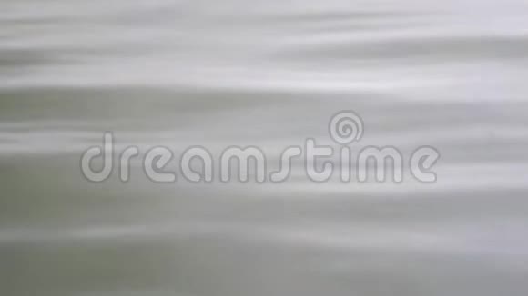 雨水滴在有波纹波效应的水池上视频的预览图