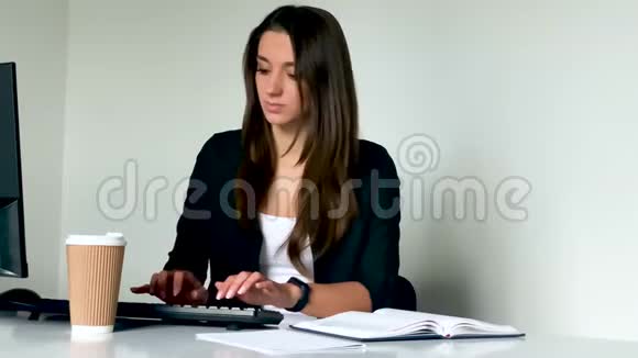 商业成功的概念女商人在办公室的笔记本电脑前取得了成功视频的预览图
