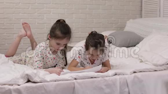 孩子们躺在床上画画视频的预览图