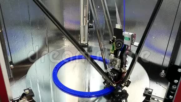 3D打印机打印一个蓝色物体科技概念媒体电子三维视频的预览图