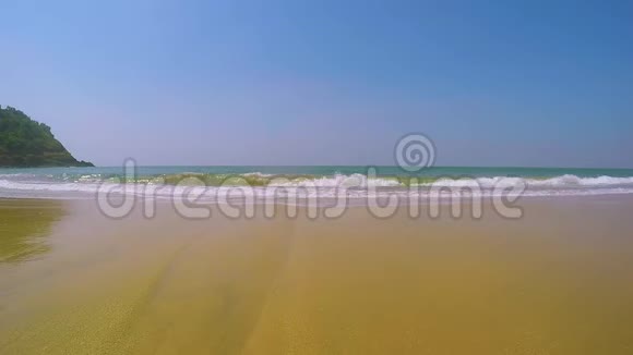 小浪挤在岸边朝镜头走去蓝色的水与白色的泡沫海滩与黄色的细沙在热带视频的预览图