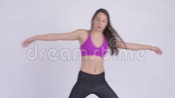年轻漂亮的多民族女性做着阔腿向前折叠瑜伽姿势视频的预览图