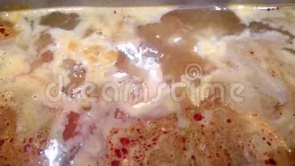 辛辣的汤是用鱿鱼虾和水母煮的视频的预览图