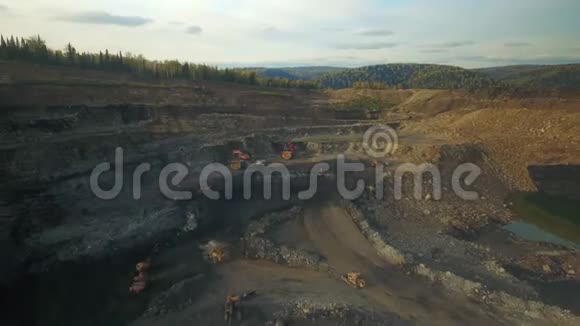 超断裂采石场采煤视频的预览图