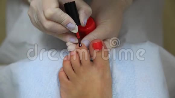 掌握修脚指甲或指甲在妇女的腿或脚上视频的预览图