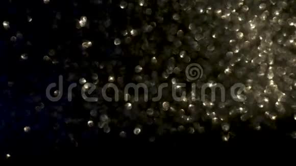 黑色背景下的金色浮动粒子假日圣诞节或新年的抽象粒子视频的预览图
