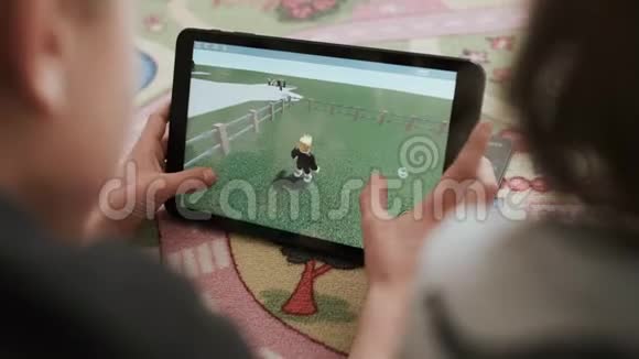 男孩玩电子游戏数字平板电脑视频的预览图