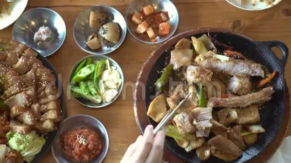 传统的韩国美食吃猪肉肚视频的预览图