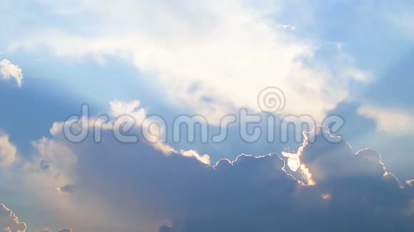 美丽的时间流逝大云和阳光冲破云团视频的预览图