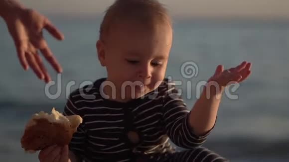 有趣的男孩他的手在海滩上慢动作发髻视频的预览图