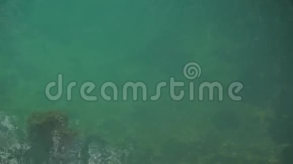 美丽湖泊的绿松石水视频的预览图