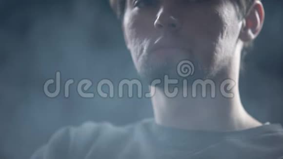男人戴着呼吸器站在充满烟雾的房间里尼古丁影响视频的预览图