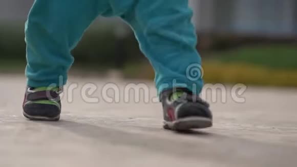小男孩的腿慢慢地走在街上视频的预览图