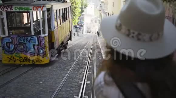 带着电车跟着女人走在街上视频的预览图