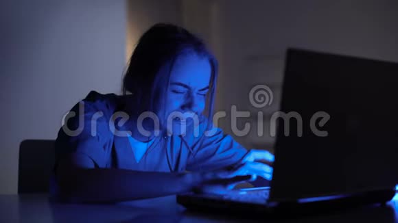 年轻医生在手提电脑上哭泣失去病人带来的压力夜班视频的预览图