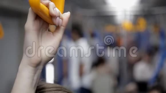 女人地铁里握着扶手的美丽的手视频的预览图