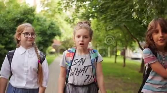 放学回家的男孩和女孩的肖像学校休息视频的预览图