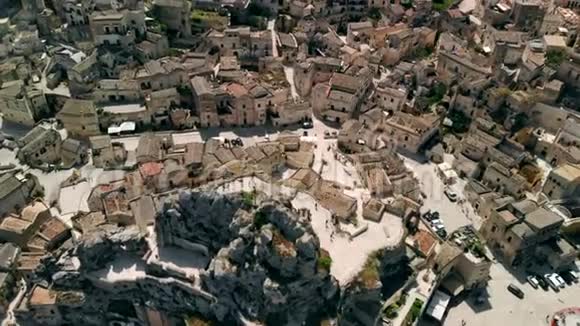 从马特拉古城狭窄街道的空中俯瞰房屋屋顶视频的预览图