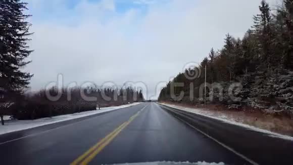 冬天开农村公路白天下雪带雪的POV驾驶街景点视频的预览图