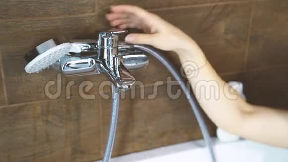 女人打开水龙头往浴缸里倒水视频的预览图