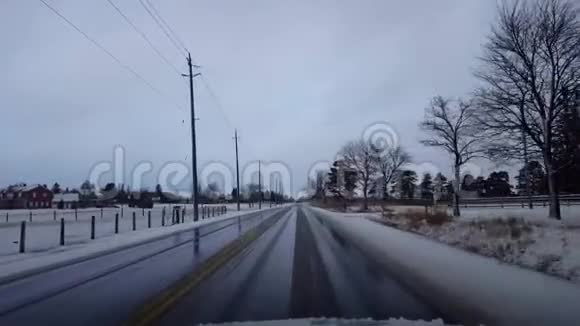 冬天开农村公路白天下雪带雪的POV驾驶街景点视频的预览图
