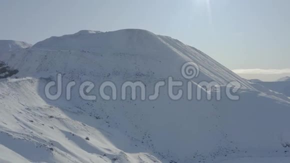 冬天的高山视频的预览图