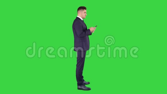成熟的商人使用手机短信在绿色屏幕铬键视频的预览图