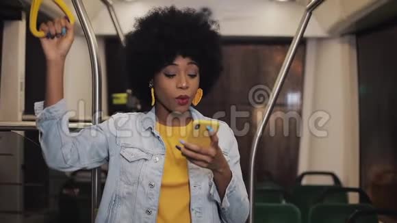 快乐的非洲女商人欢呼庆祝看智能手机年轻的城市职业成功商业女性视频的预览图