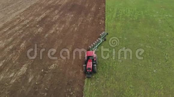 农民在一台能量饱和的拖拉机上用现代犁在多云地区翻耕土层视频的预览图
