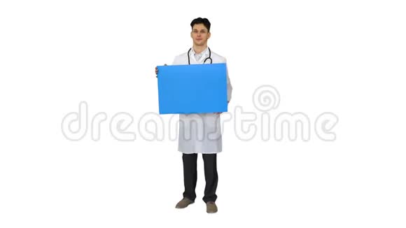 微笑男医生穿着听诊器白色背景上拿着空白海报视频的预览图