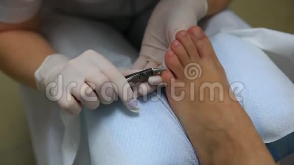 师傅关心客户的指甲和脚做修脚脚趾甲的剥离视频的预览图