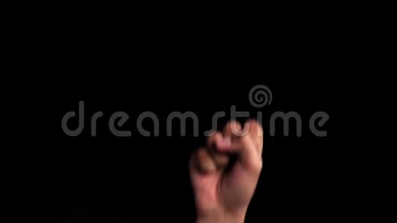 一只人类的手出现并显示阿卡什穆德拉瑜伽手手势孤立在黑色背景视频的预览图