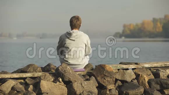 男性享受河景孤独和冥想寻找灵感瑜伽视频的预览图