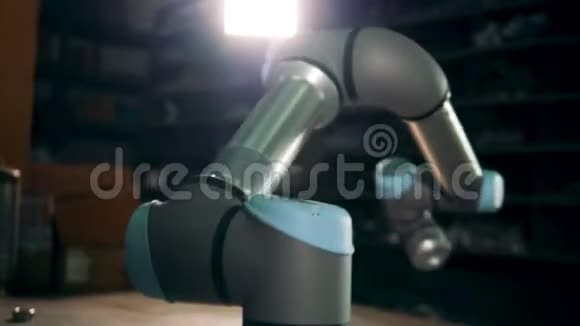 一个自动手臂在一个设施中工作视频的预览图