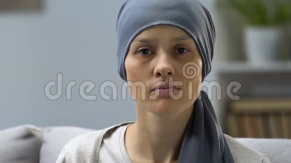 患有癌症的苍白妇女肖像求助社会保护视频的预览图