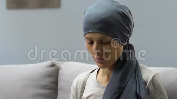 患癌症的妇女在化疗后感到绝望和绝望悲观的看法视频的预览图