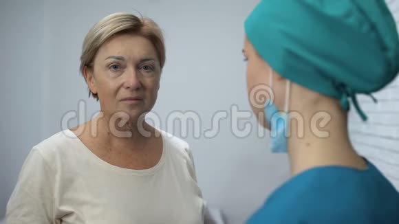 护理护士支持诊断不良的成年妇女早期癌症视频的预览图