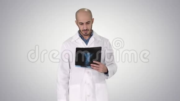 医生在梯度背景下行走时检查肺部X线片视频的预览图