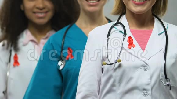 女医生带红色丝带拍照提高对艾滋病的认识视频的预览图