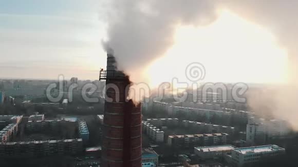 工业概念从制造管道中冒出的烟雾城市空气的大气污染视频的预览图