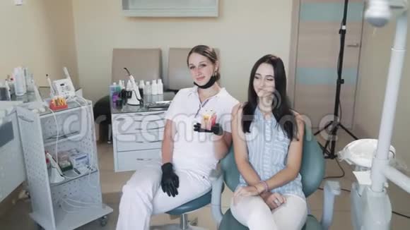 摄影师在牙科诊所为牙医和病人拍照慢动作视频的预览图