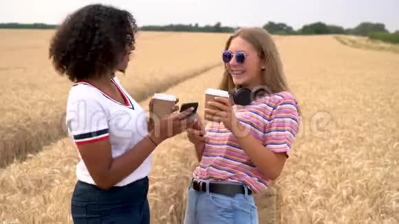 少女在社交媒体上喝咖啡在智能手机上自拍视频的预览图