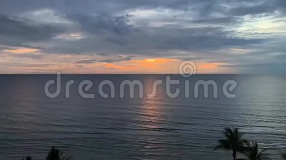 泰国热带岛屿海滩日出时间过后视频的预览图
