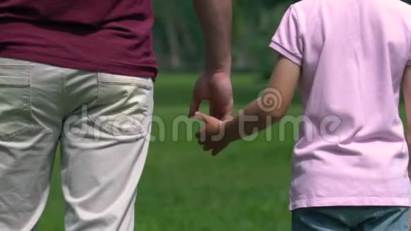 单身父亲独自抚养儿子牵着手一起走父亲视频的预览图