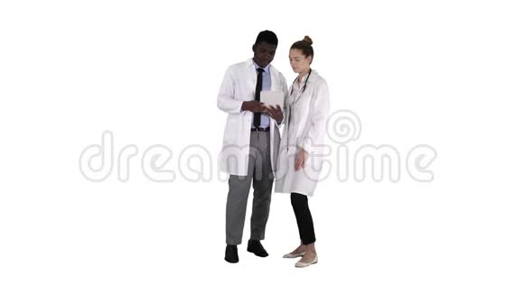 知识医疗专业阿弗罗美国医生与大学使用数字平板电脑白色背景视频的预览图