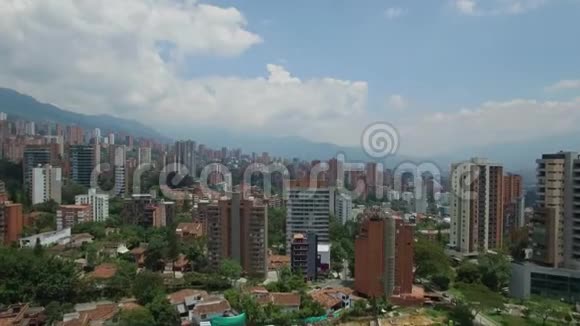 登上无人驾驶飞机俯瞰哥伦比亚拥有高楼和山脉的麦德尔An城视频的预览图