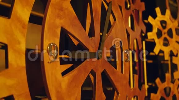 巨大的木制齿轮增加了时钟机制旋转齿轮视频的预览图
